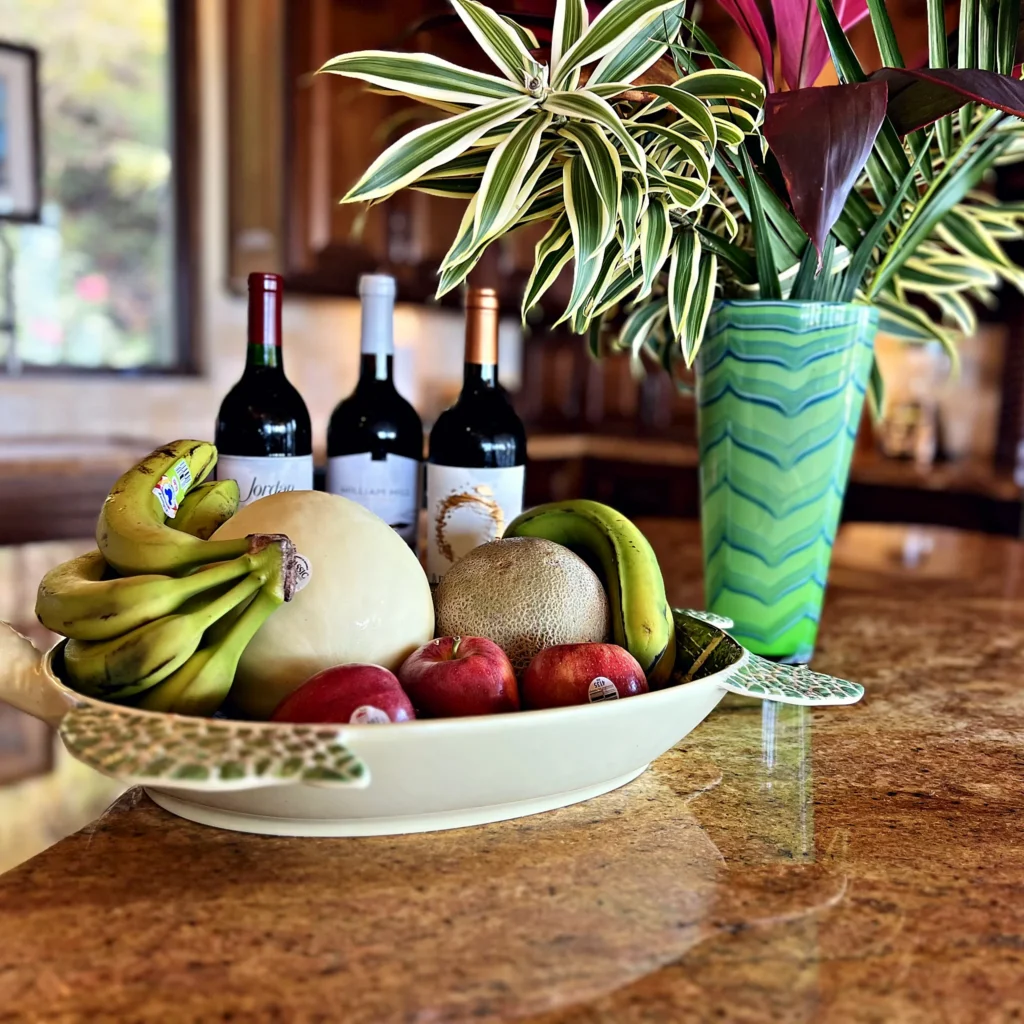 tropical-fruit-and-wine-welcome-display